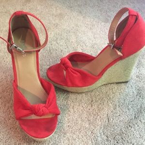 Express size 7 coral knot wedges